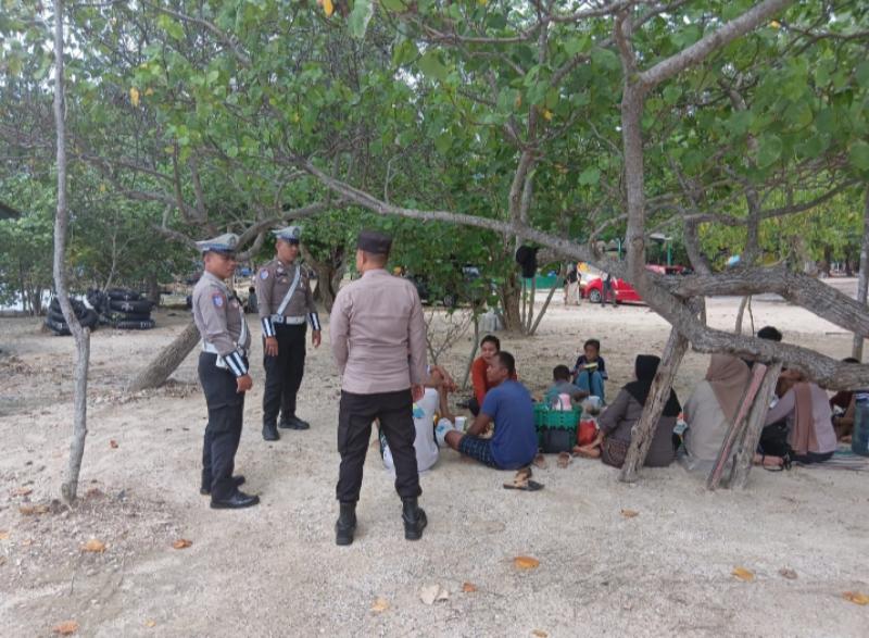 Polres Lampung Selatan Berikan Himbauan Keamanan di Pesisir Pantai Saat Cuaca Ekstrem