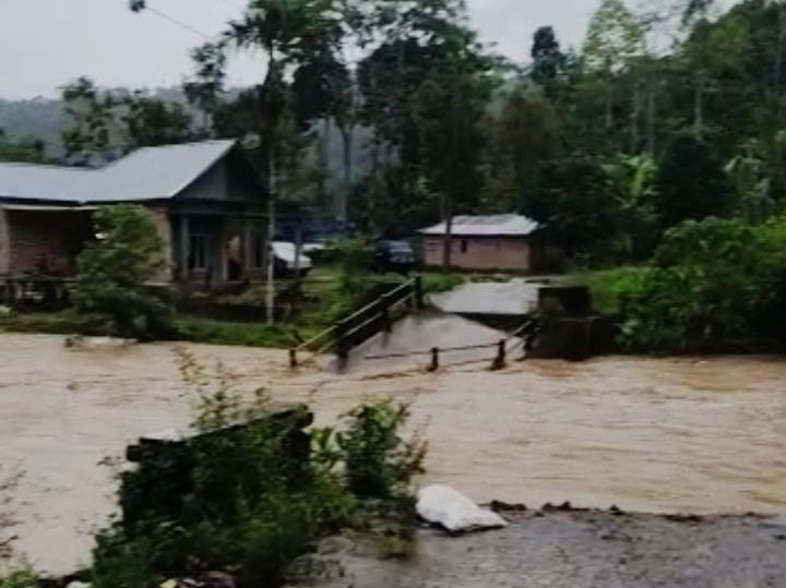 Jembatan Ambruk Diterjang Banjir, Akses Utama Menuju Pekon Sukamulya Lumpuh Total
