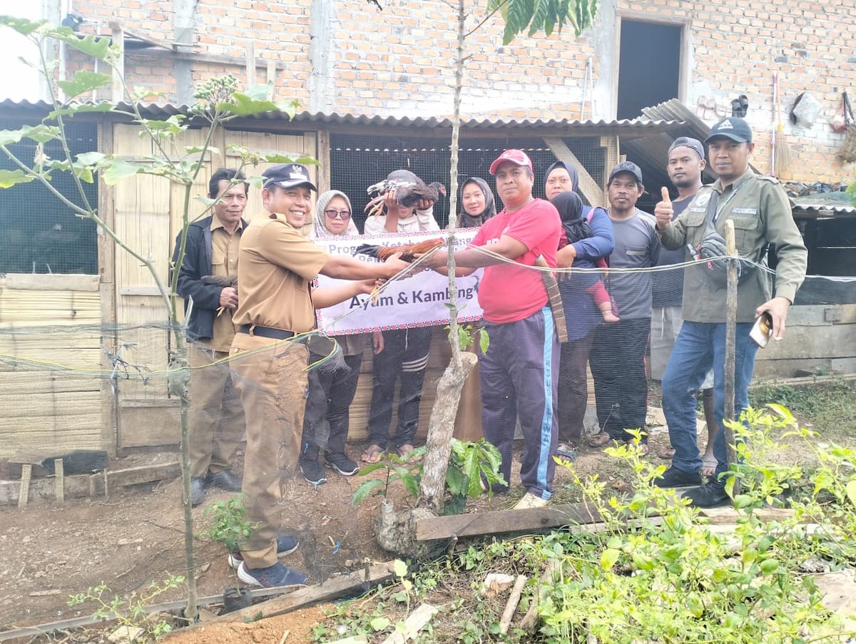 Pemerintah Pekon Sri Menanti Salurkan Bantuan Program Ketahanan Pangan Hewani