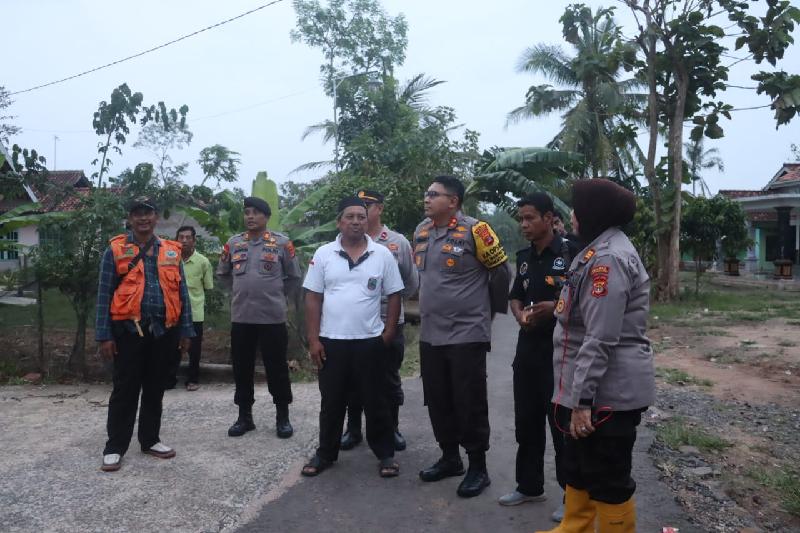 Polres Lamsel Salurkan Bantuan kepada Warga Terdampak Angin Puting Beliung di Tanjung Harapan