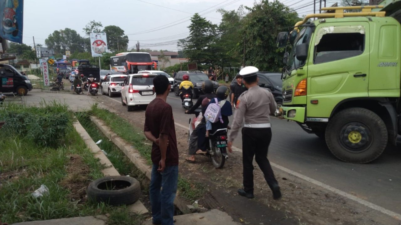 Kemacetan Parah di Jalan Lintas Tengah Sumatera, Truk Fuso Patah As Jadi Penyebab