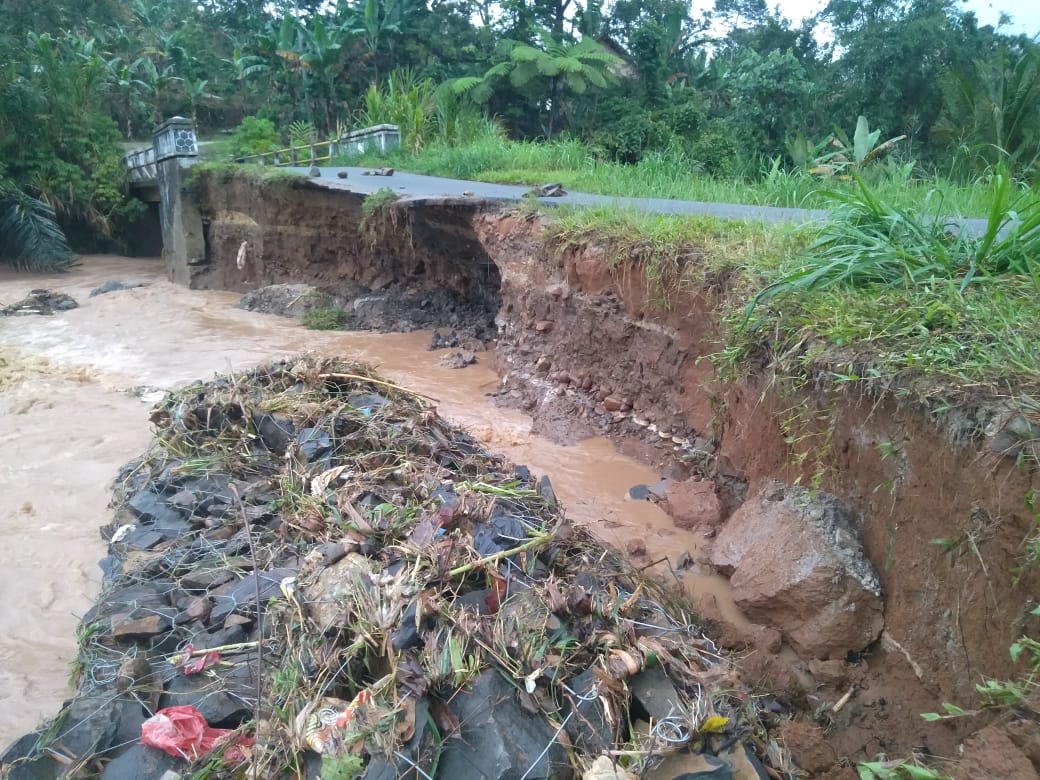 Hujan Deras Perparah Kerusakan Jalan Poros di Pekon Pagardewa