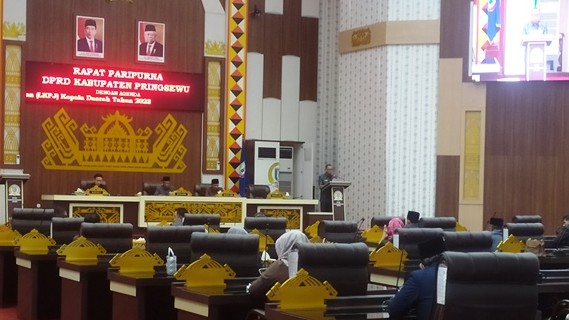 Pj Bupati Marindo Sampaikan LKPJ 2023 dalam Paripurna DPRD Pringsewu