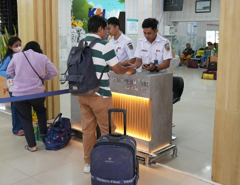 Libur Nataru 2025 Padat, KAI Tanjung Karang Imbau Penumpang Datang Lebih Awal