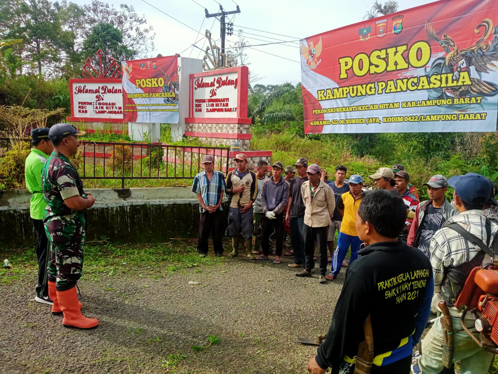 Koramil 422/06 Sumberjaya Gelar Gotong Royong Kampung Pancasila Srimenanti 