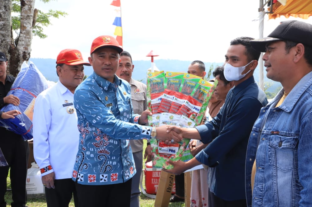 Sejahterakan Petani Lambar, PM Kembali Salurkan Bantuan Pertanian 