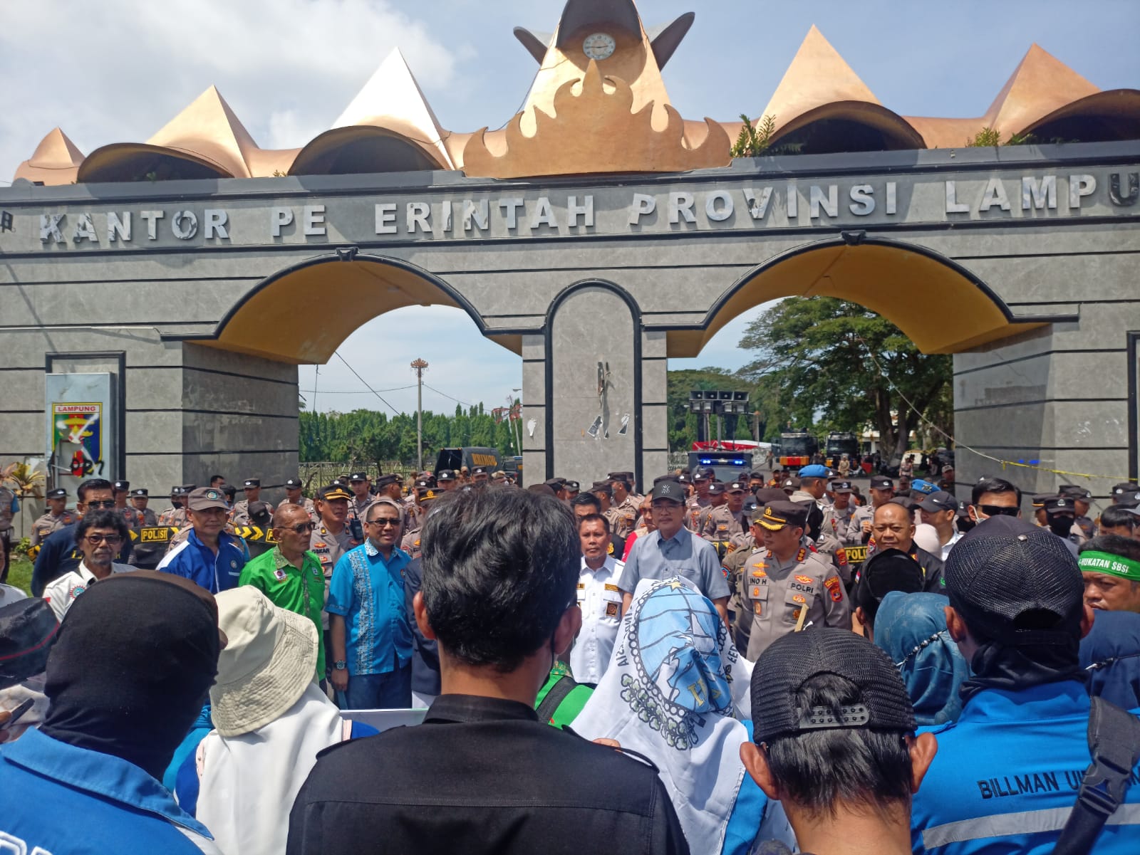 Peringatan Hari Buruh Nasional, Ratusan Massa Gelar Aksi dan Sampaikan Sejumlah Tuntutan