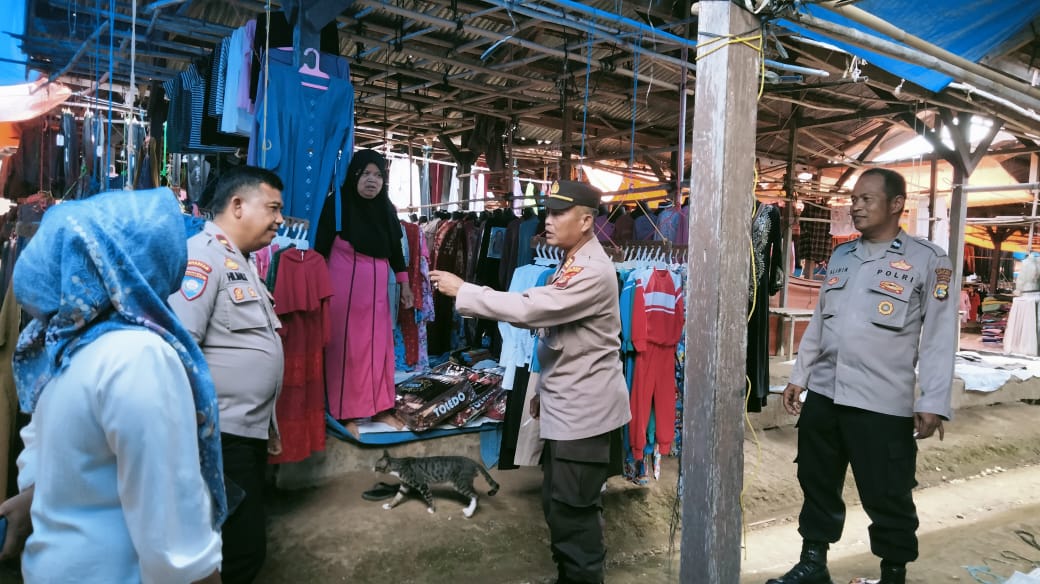 Sosialisasi Kamtibmas, Polsek Sumber Jaya Sambangi Pasar Cipta Waras 