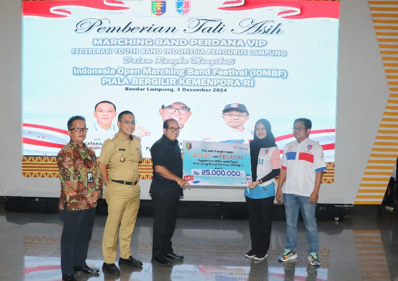 Pj Gubernur Lampung Serahkan Penghargaan kepada Marching Band FYBI, Juara Umum IOMBF 2024