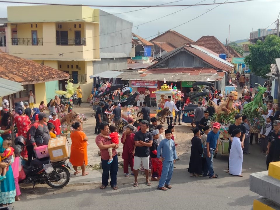 Beragam Kendaraan Hias Ramaikan Pawai Kembang Telur di Kelurahan Kebon Jeruk