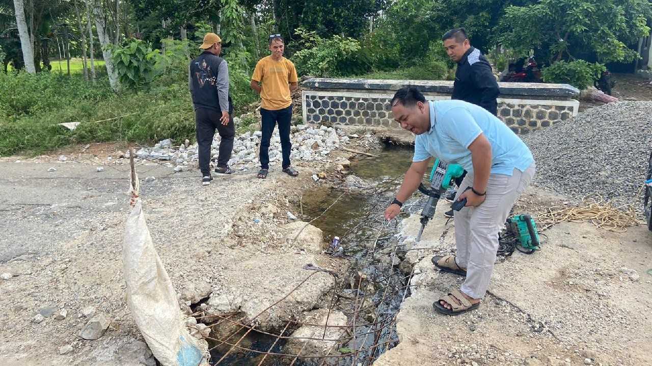 Anggota DPRD Tinjau Jembatan Rusak di Desa Jagang, Besi Korosi Jadi Penyebab