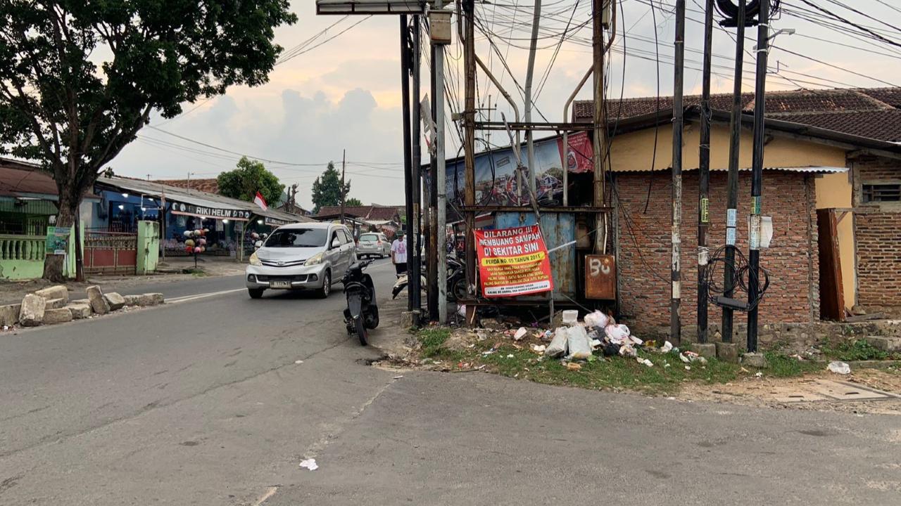Larangan Hanya Jadi Papan, Sampah Masih Menumpuk di Gang Tangkil