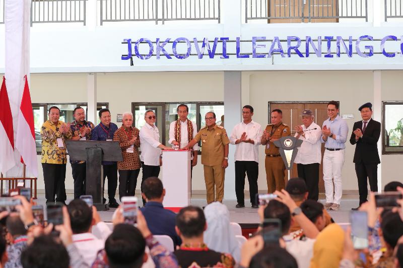 Pj Gubernur Samsudin Dampingi Presiden Jokowi Resmikan Gedung JLC di SMA Kebangsaan,Lampung Selatan