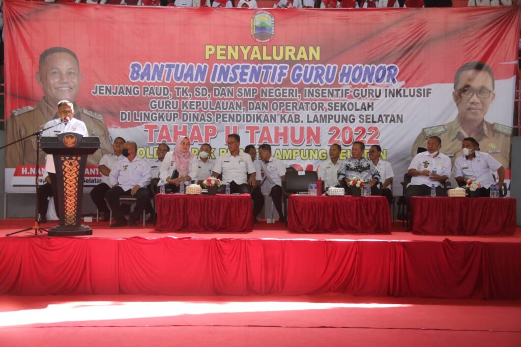 Bupati Lamsel Serahkan Bantuan Insentif 4.855 Guru Honorer