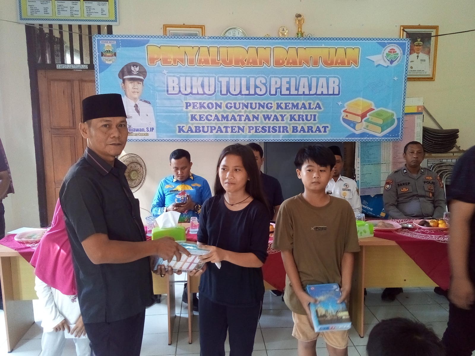 280 Anak Sekolah di Gunung Kemala Terima Buku Tulis Gratis