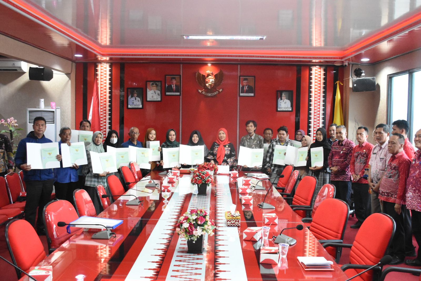 Wali Kota Bandar Lampung Menyerahkan Sertifikat Tanah Gratis untuk Warga Kurang Mampu