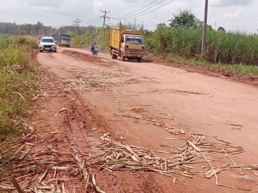 Bukan Hanya Soal Kerusakan, Warga Negara Batin Keluhkan Sampah Tebu di Jalan Provinsi