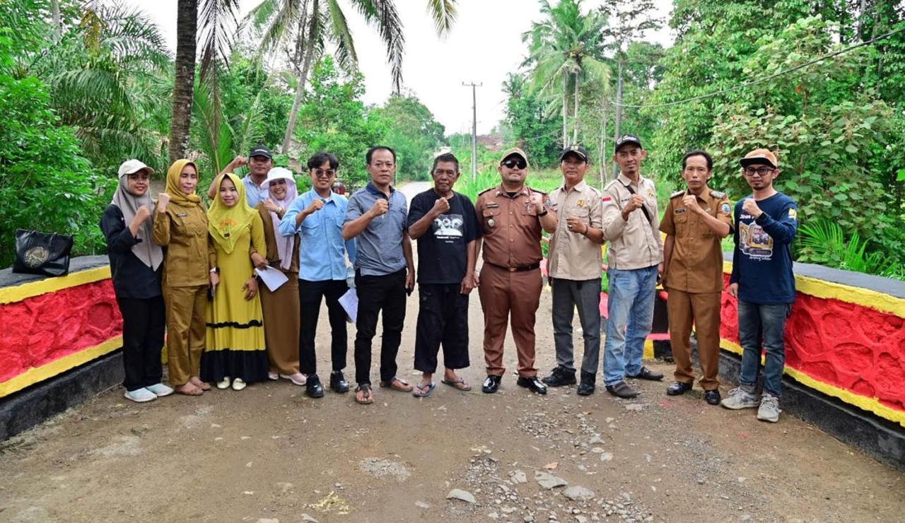 Warga Cat Jembatan Rusak, Camat Merbau Mataram Pastikan Perbaikan Dimulai Tahun Ini