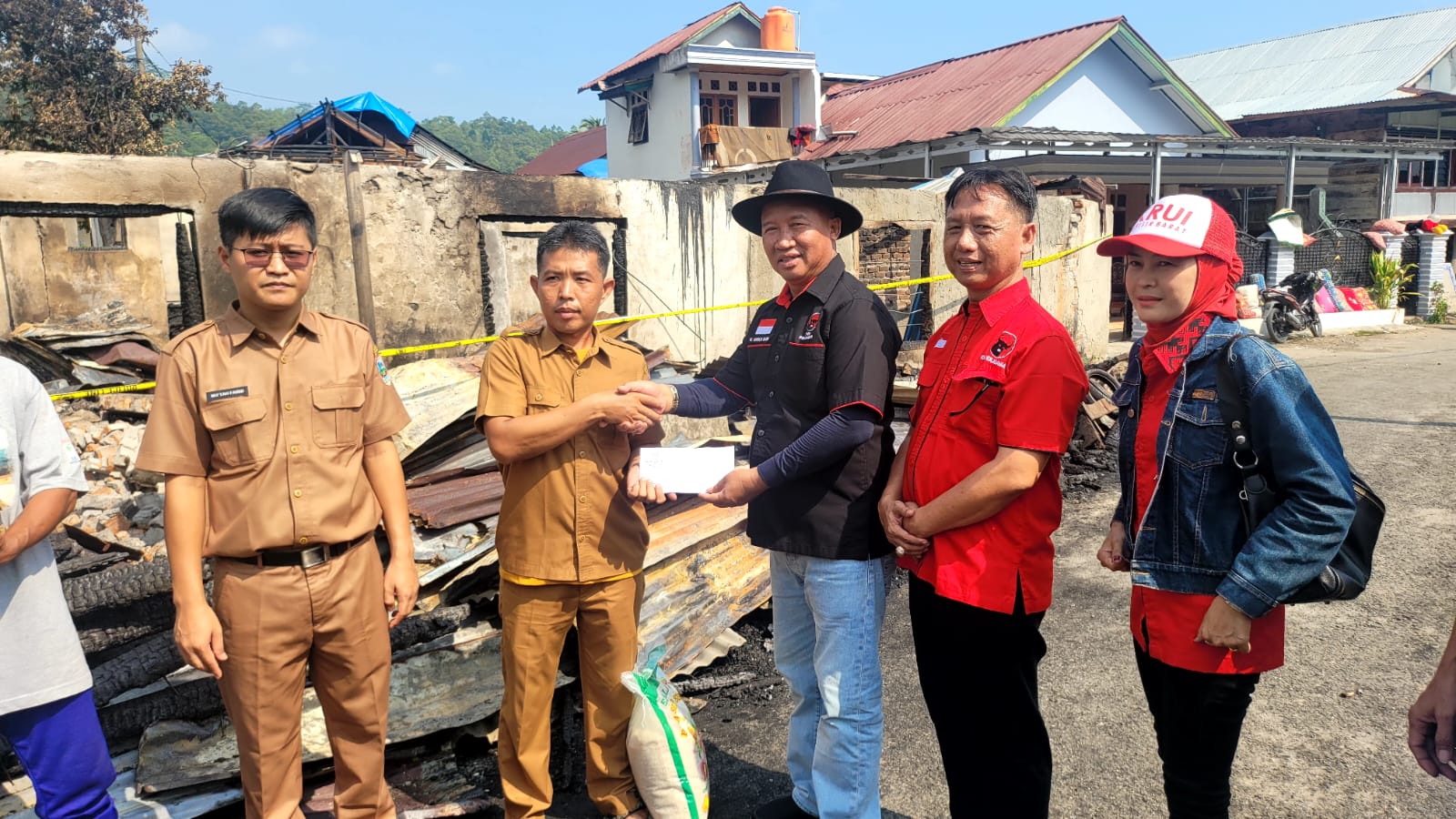 Anggota DPR RI Mukhlis Basri Bantu Korban Kebakaran di Penengahan