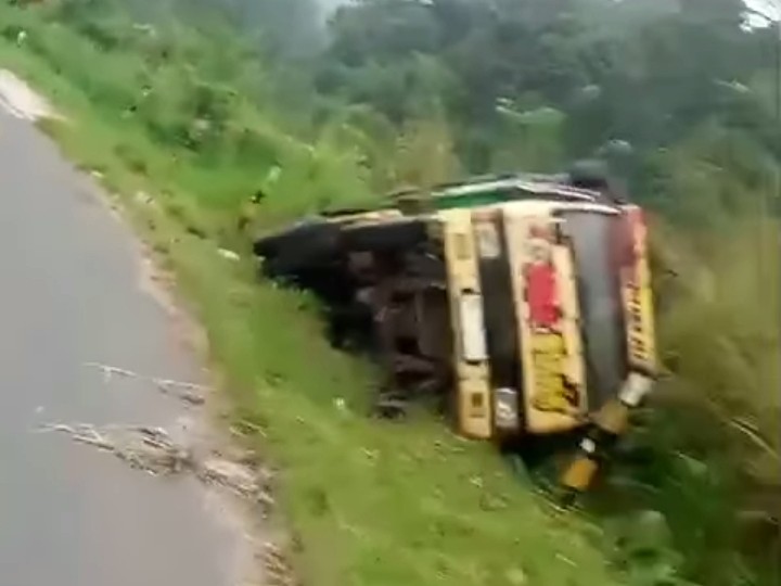 Tanjakan Tegajul Way Tenong Kembali Makan Korban, Truk Pengangkut Barang Terperosok Hingga Terbalik