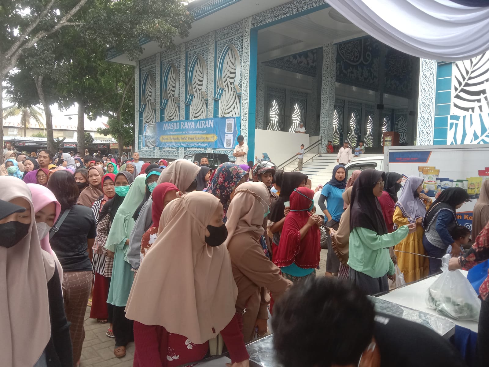 Warga Serbu Pasar Murah di Parkiran Masjid Raya Airan 