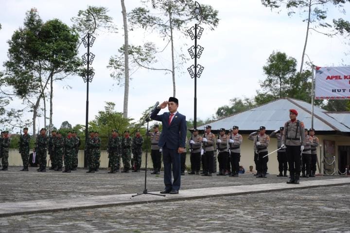 Peringati HUT RI ke-80, Ketua DPRD Lampung Barat Pimpin Upacara Tabur Bunga di TMP Sukanegeri