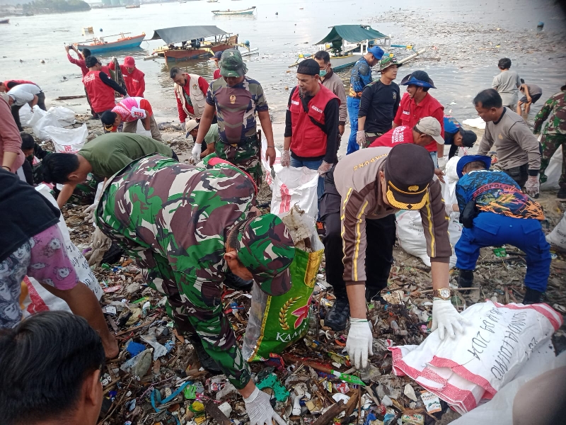 Dari Sampah Menjadi Senyum, Babinsa Way Laga Wujudkan Lingkungan Sehat Bersama Warga