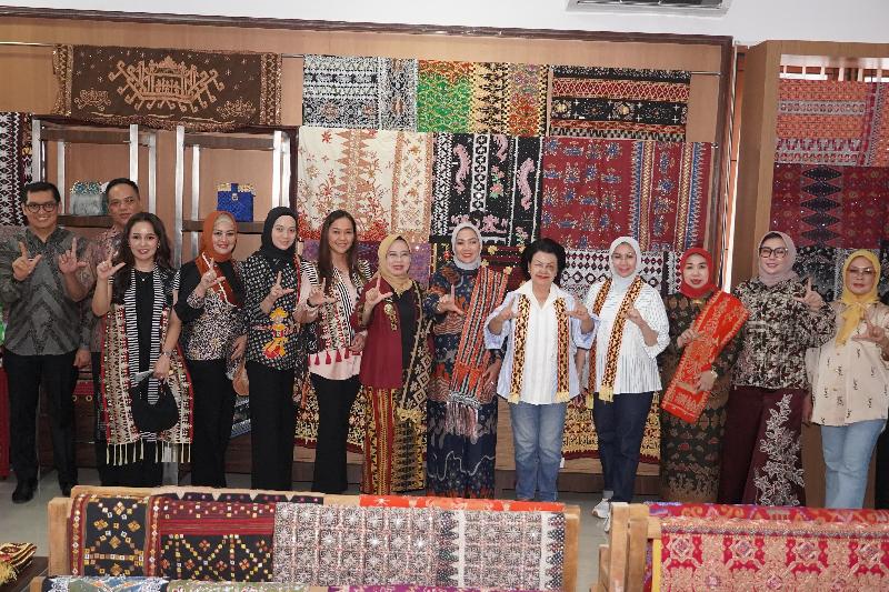 Lampung Dapat Kehormatan, Ketua Umum IAD Kunjungi Dekranasda dan Apresiasi Wastra Lokal