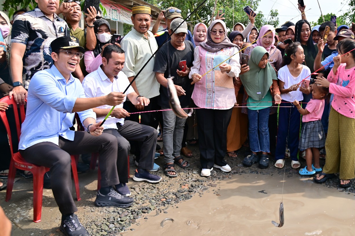 Respons Keluhan Warga Palas Soal Jalan Rusak, Bupati Egi Turun Langsung ke Genangan Air