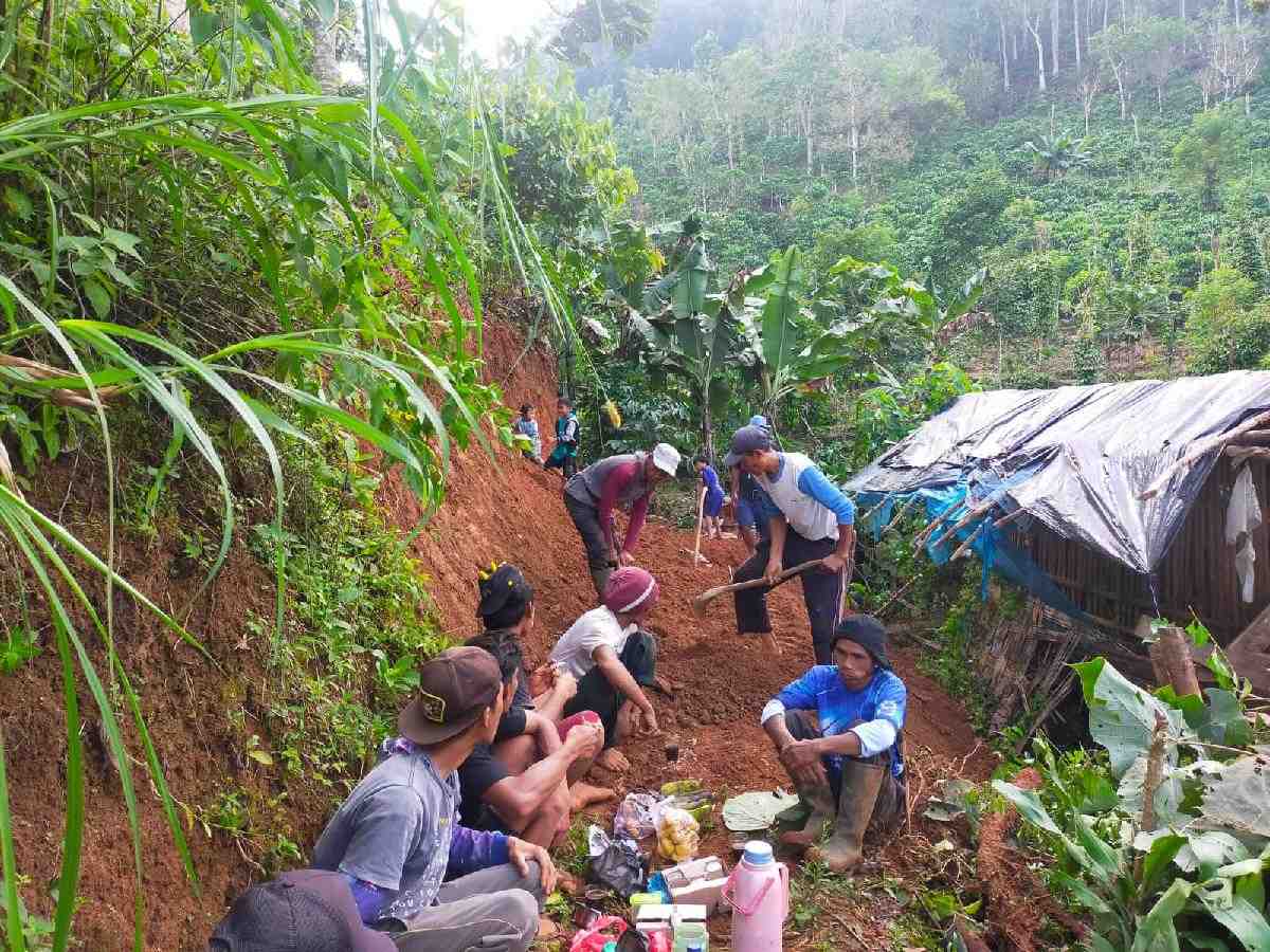 Warga dan Aparat Kelurahan Tugu Sari Gotong Royong Tata Jalan Lingkungan