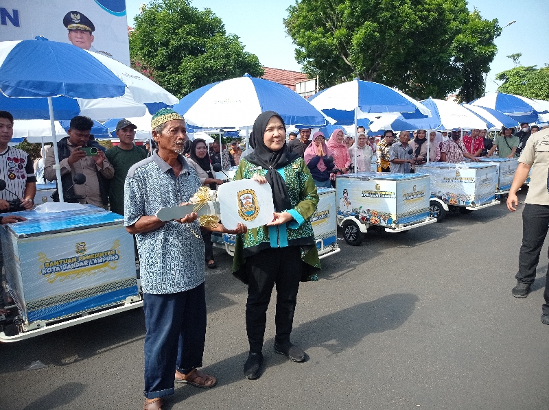 Bantu UMKM Pemkot Bandar Lampung Salurkan 100 Motor Listrik