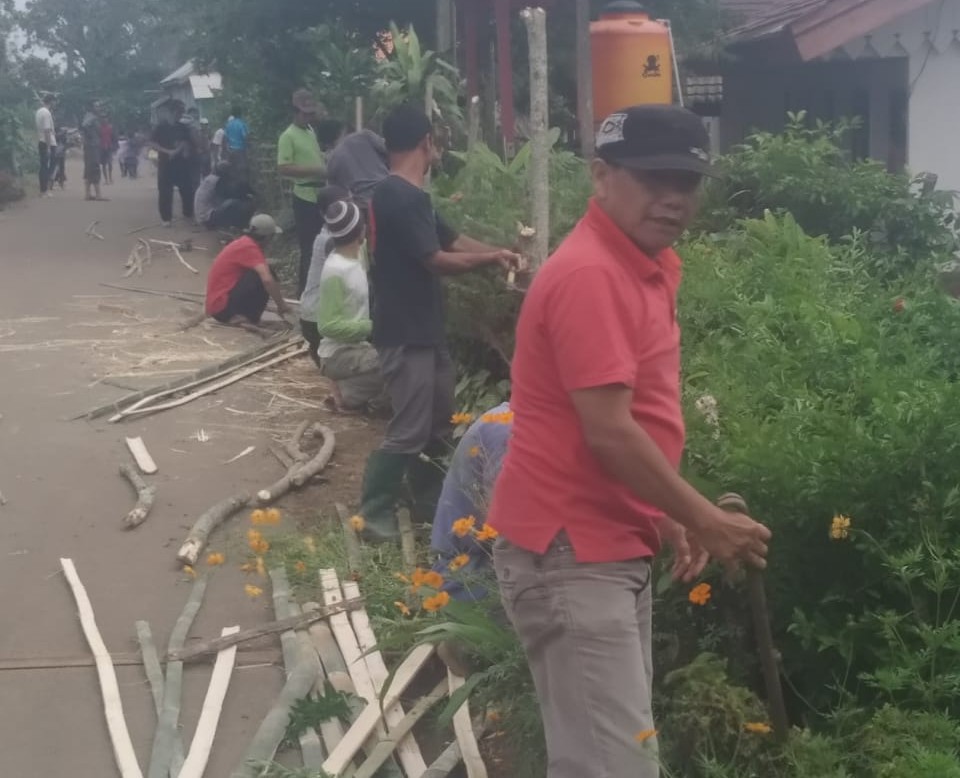 Wali Murid SDN 2 Sekincau Gotong Royong Pagari Sekolah dengan Bambu
