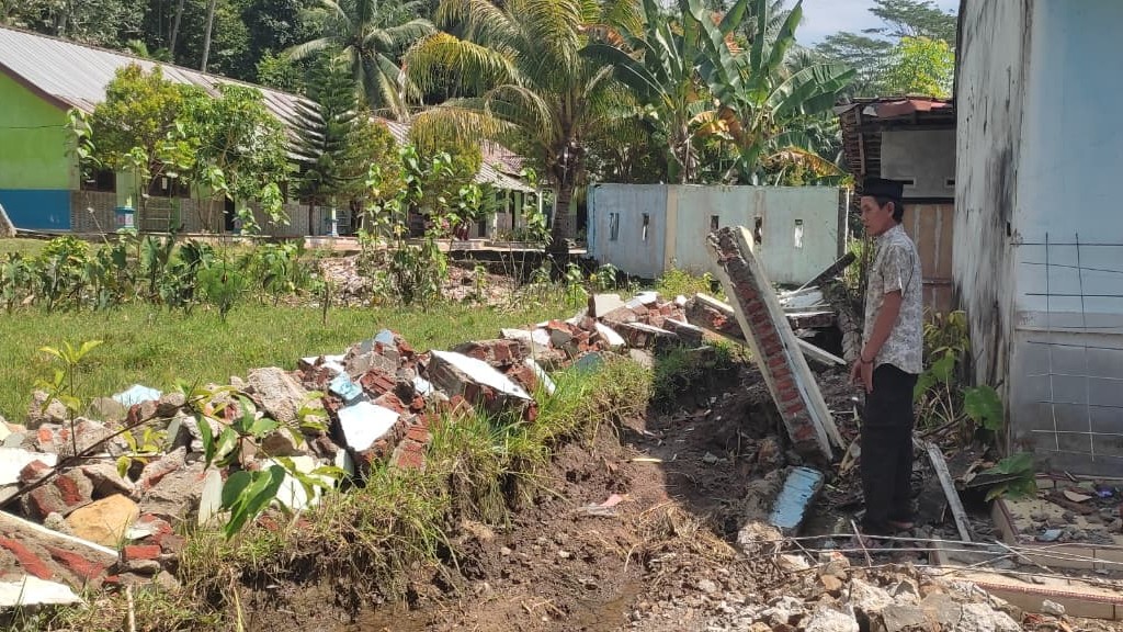 Hujan Lebat Sebabkan Pagar Sekolah Roboh, Satu Rumah Warga Rusak