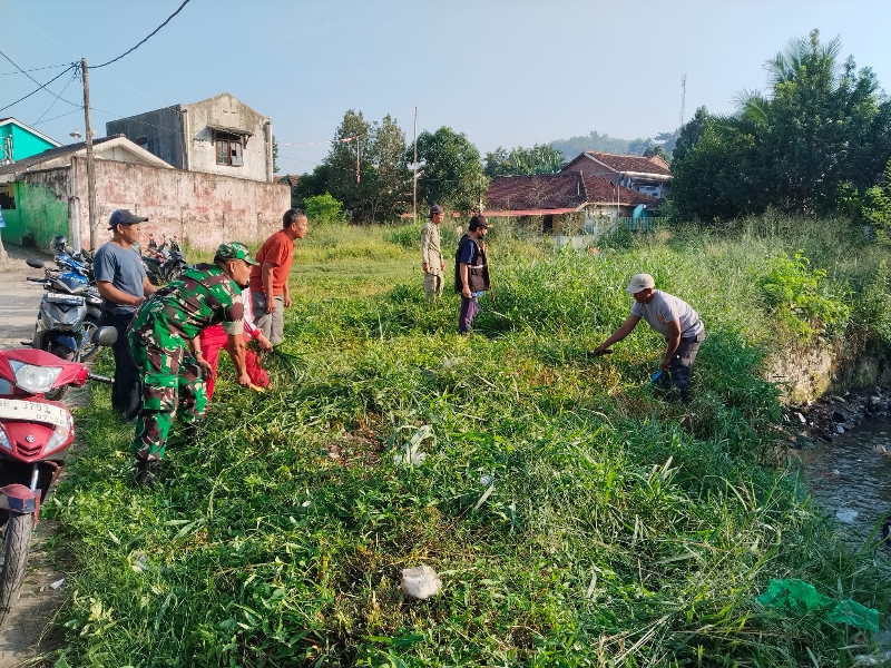 Babinsa Sukajawa Pimpin Aksi Jumat Bersih Wujud Sinergi TNI dan Masyarakat