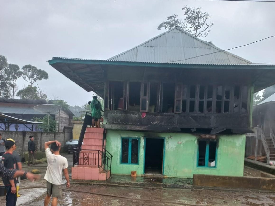 Kebakaran! Rumah Panggung di Pekon Kejadian Nyaris Ludes