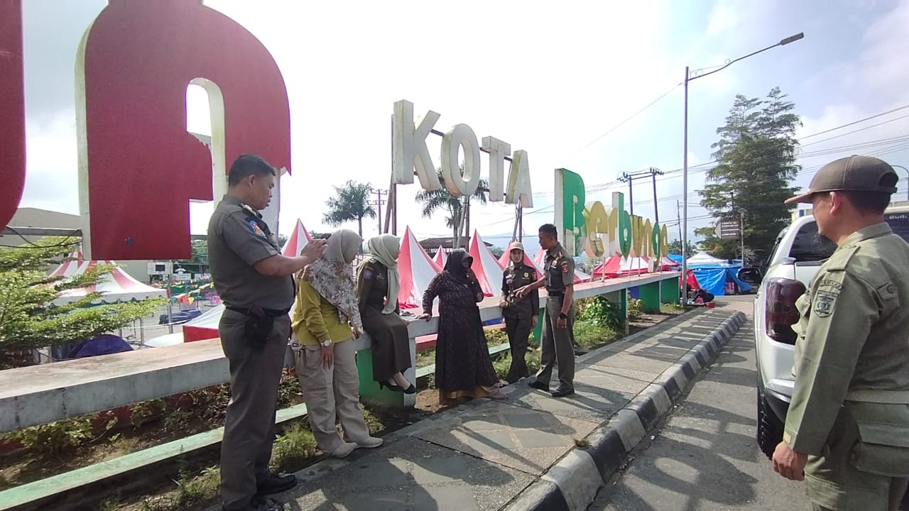 Resahkan Warga, Satpol-PP Tertibkan ODGJ yang Berkeliaran di Balik Bukit