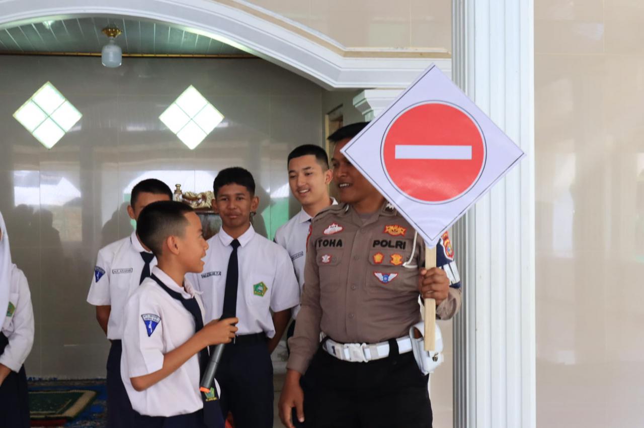 Tanamkan Kedisiplinan Berlalu Lintas, Satlantas Polres Lampung Barat 'Police Goes To School'