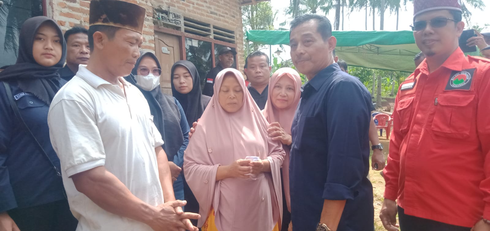 Desa Jatimulyo bersama KTI, PSHT dan Linmas Salurkan Bantuan Korban Banjir di Sidomulyo dan Candipuro