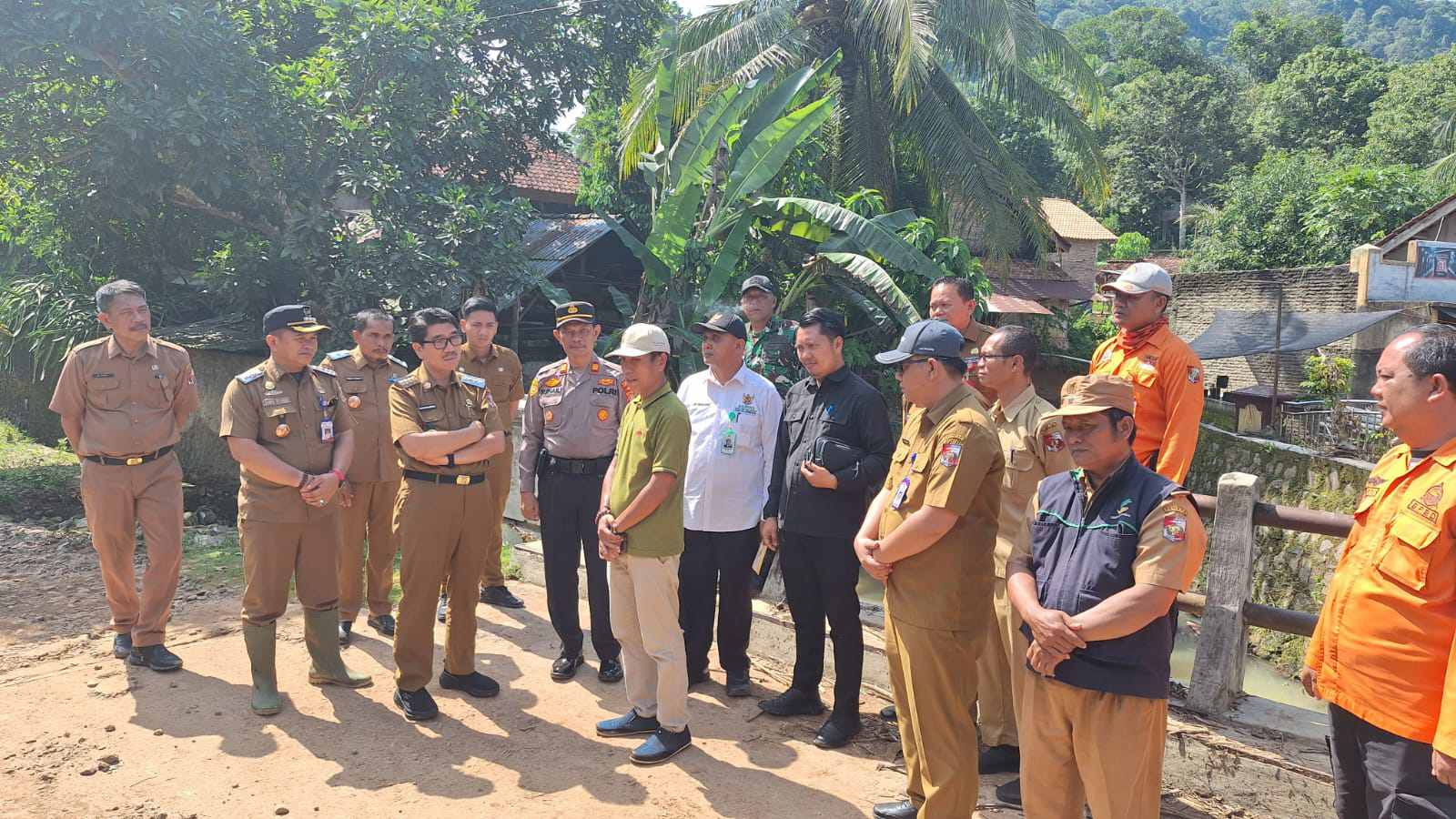 Pemkab Lampura Salurkan Bantuan Korban Banjir Bandang Desa Nyapah Banyu