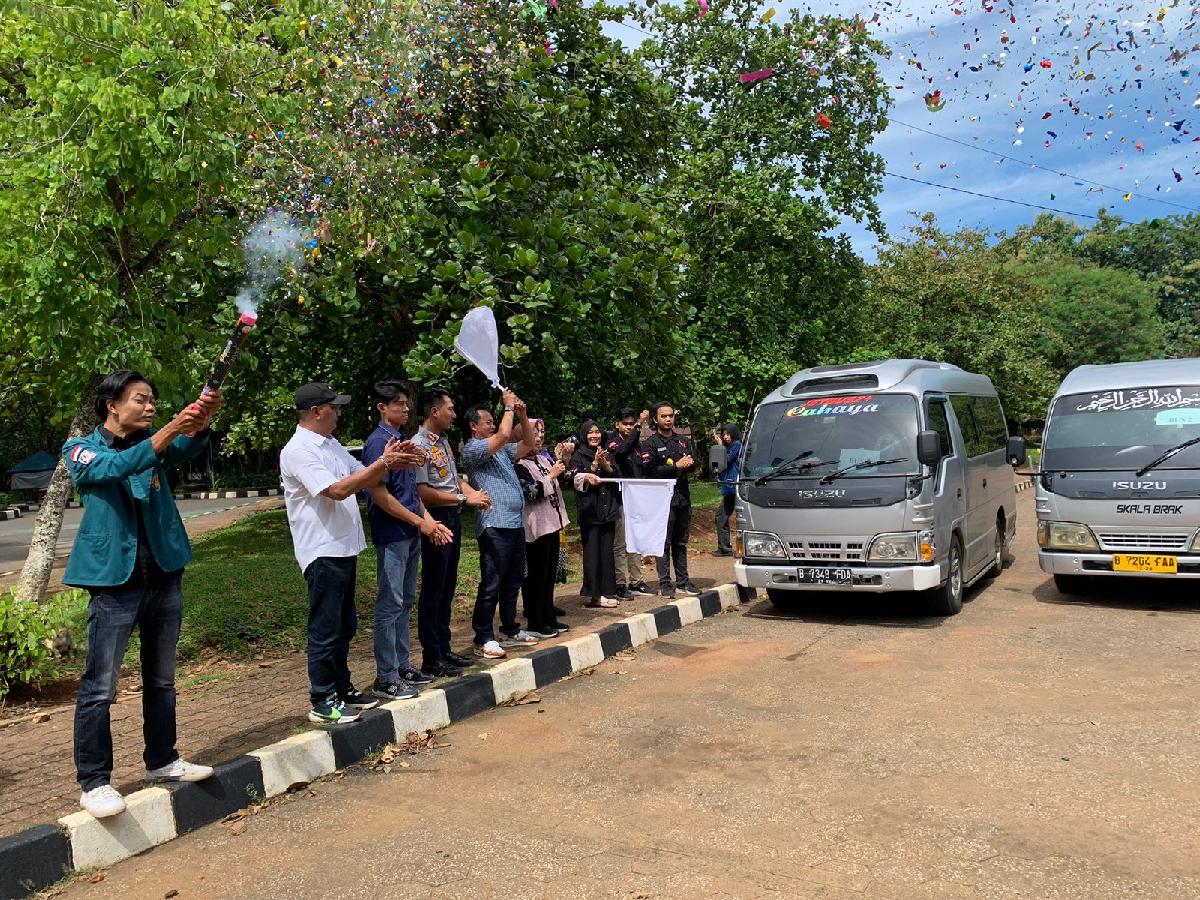 Pj Bupati Lampung Barat Lepas Puluhan Mahasiswa Mudik Gratis