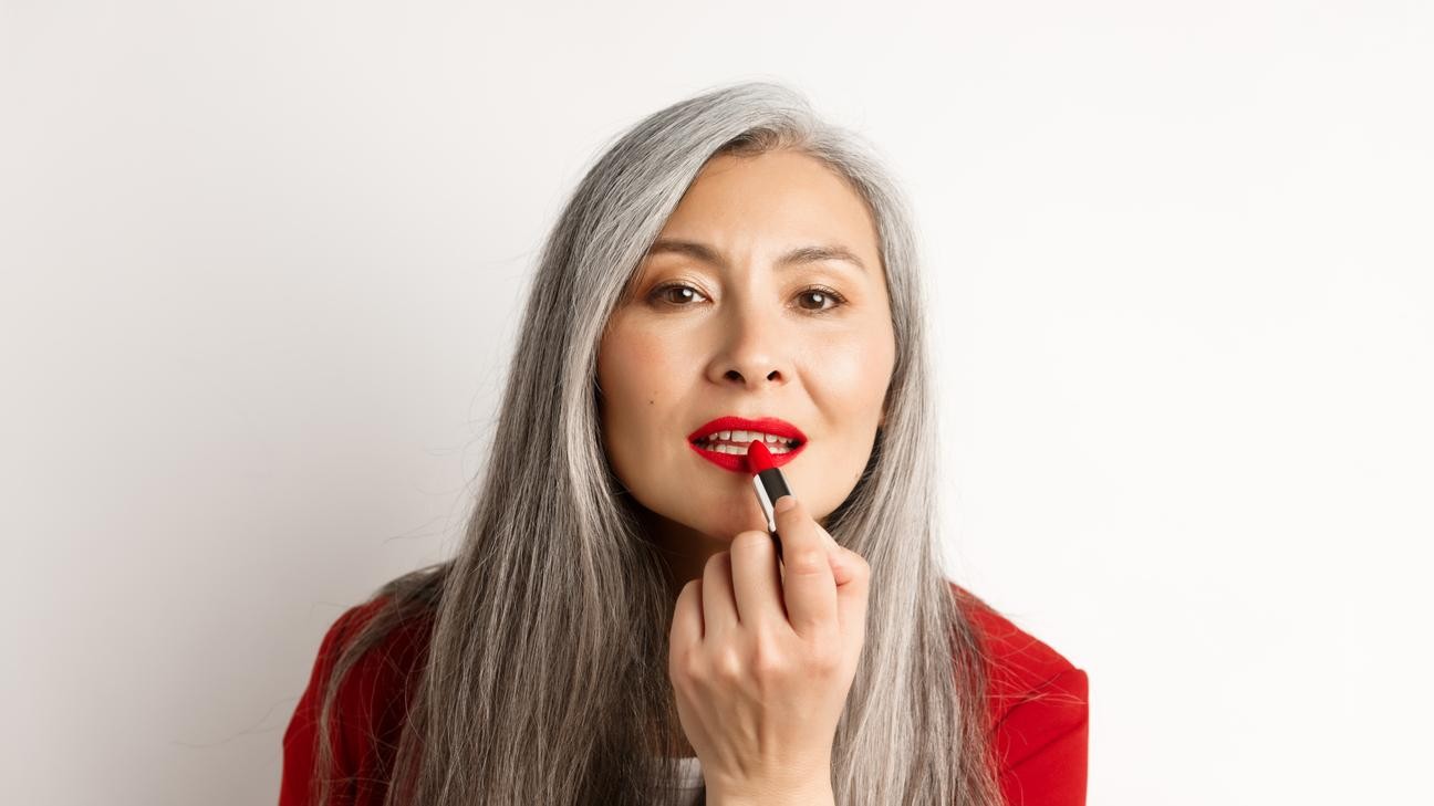 7 Lipstik Ber-Moisturizer Terbaik untuk Usia 40 Tahun ke Atas