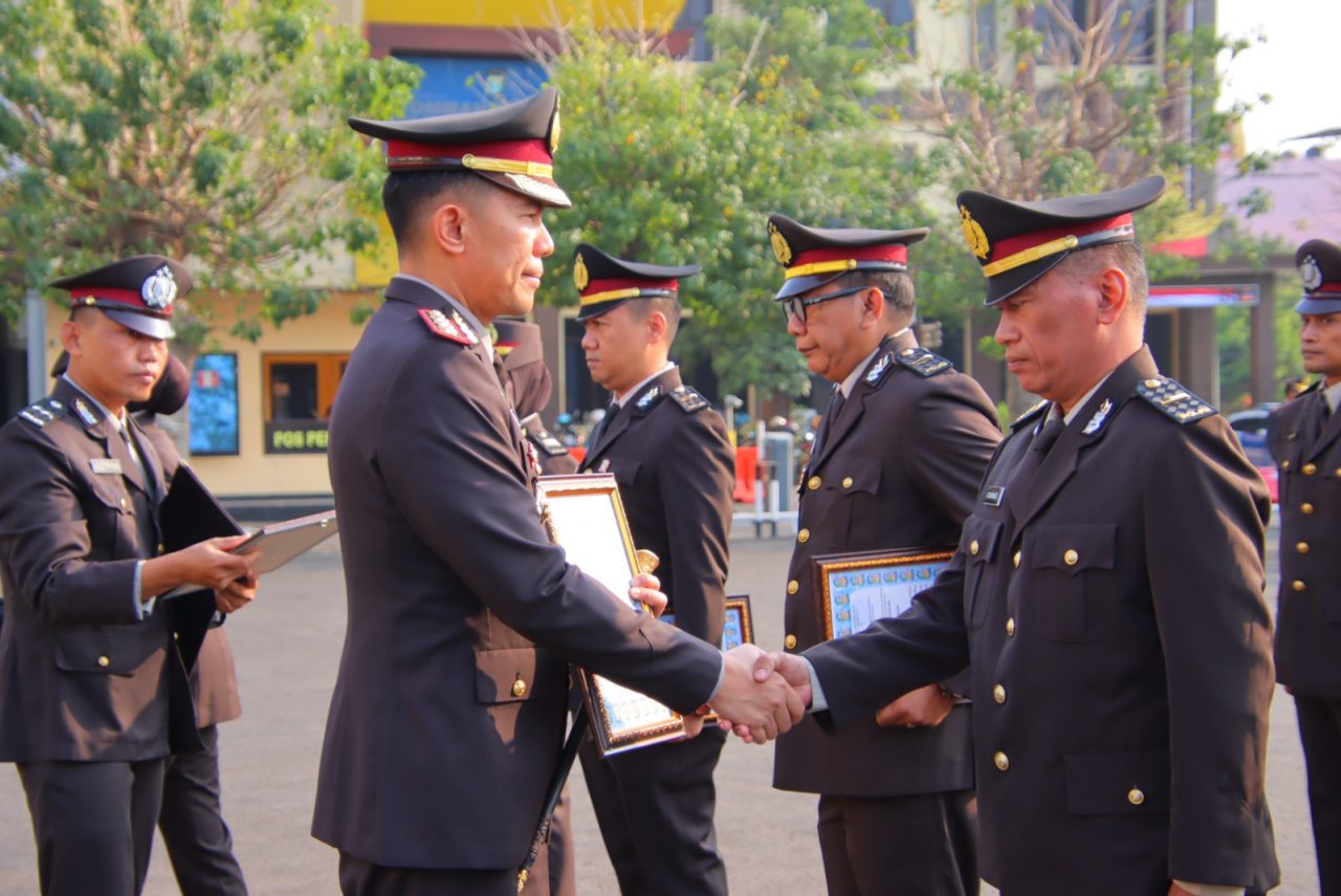 Usai Upacara Hari Kesaktian Pancasila, 52 Personel Polresta Bandar Lampung Diganjar Penghargaan