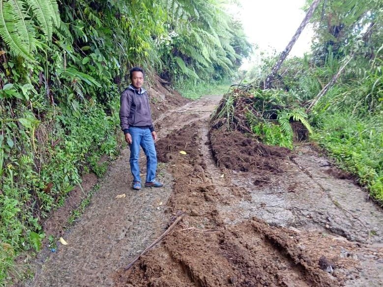 Jalan Menuju Pemangku Sulung Tertimbun Longsor 