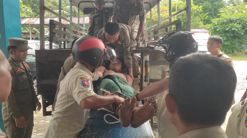 ODGJ Ngamuk di Jalan Liwa–Krui Berhasil Diamankan, Lalu Lintas Kembali Lancar