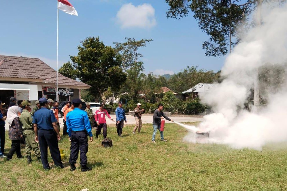 Satgas PB Pekon dan Linmas Batu Ketulis Ikuti Sosialisasi dan Simulasi Penanggulangan Kebakaran