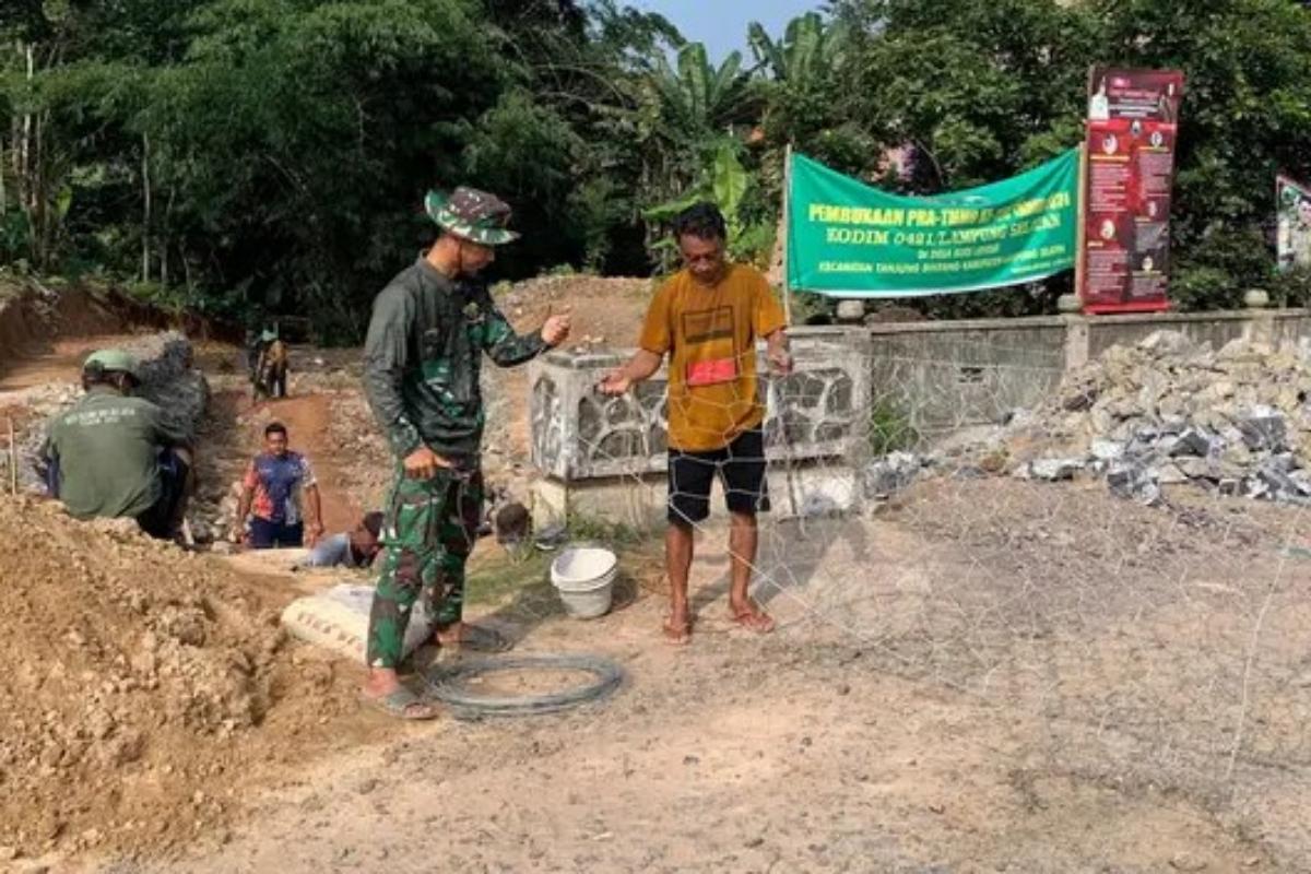 Jelang Penutupan TMMD Kodim 0421, TNI bersama Warga Desa Budi Lestari Kebut Pemasangan Bronjong