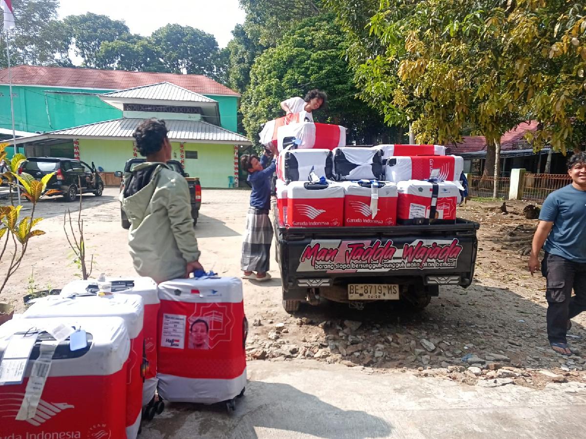 Tiba di Lambar, Petugas Distribusikan Seluruh Perlengkapan Jemaah Haji 