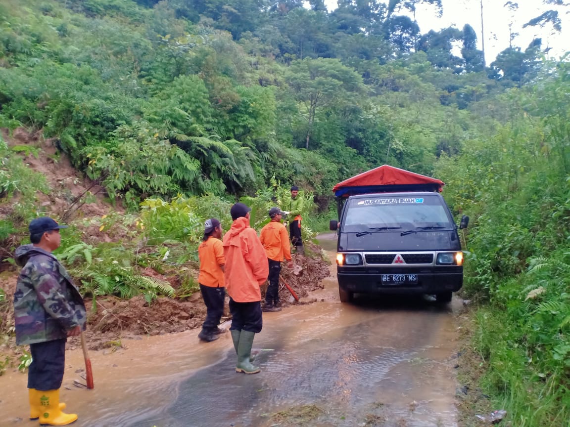 BPBD Lambar Bersihkan Material Longsor di KM 20 Jalur Liwa-Krui