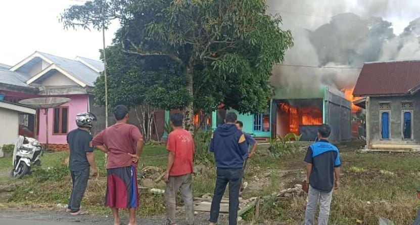 BREAKING NEWS! Musibah Kebakaran Hanguskan Rumah dan Kontrakan di Seranggas