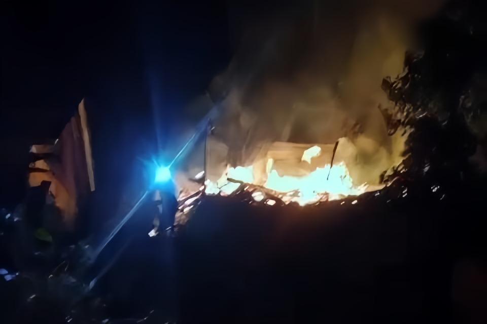 Breaking News! Gudang Bekas Rumah Warga Terbakar di Pagar Dewa Sukau